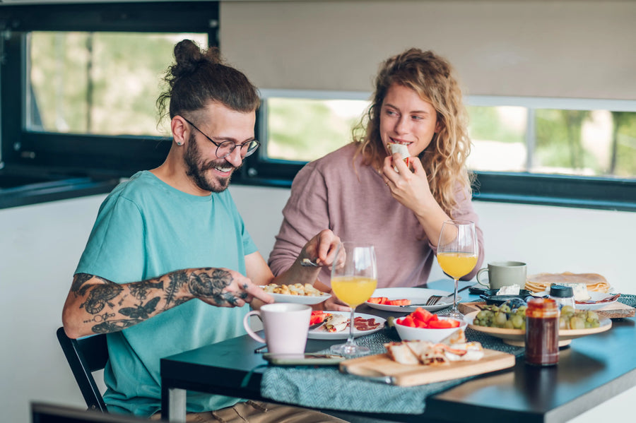 Couple savourant un repas Fresheo
