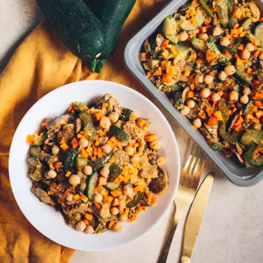 Tikka massala de légumes, riz garnis aux poivrons et pois chiches