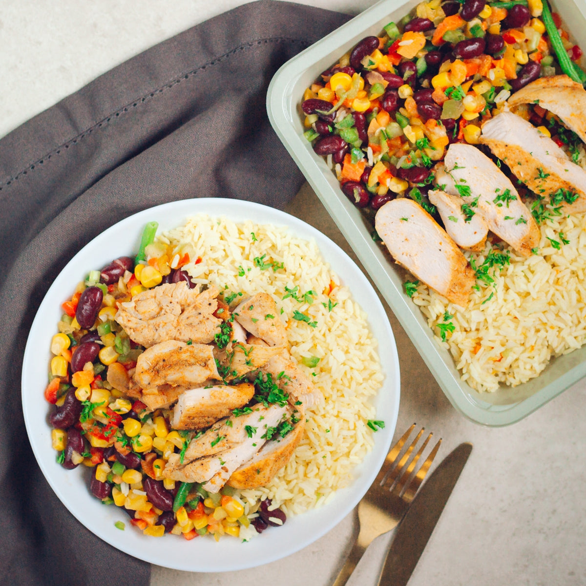 Poulet saté, riz parfumé au curry et légumes mexicains