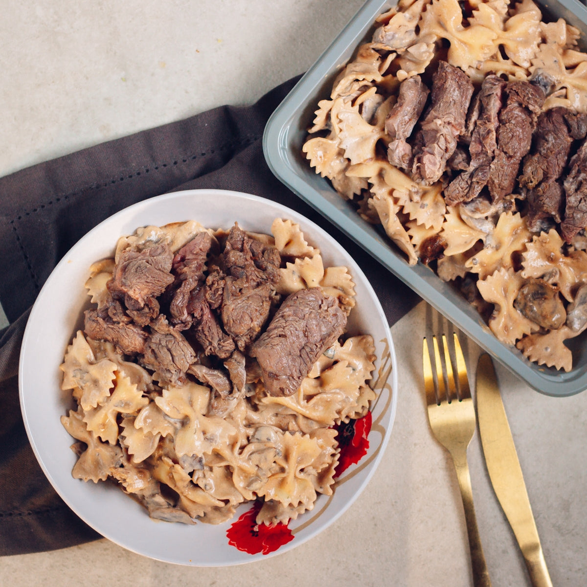 Boeuf sauce champignons et poivre avec farfalles