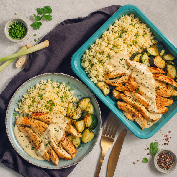 Emincé de poulet au paprika, semoule à la citronnelle et courgettes