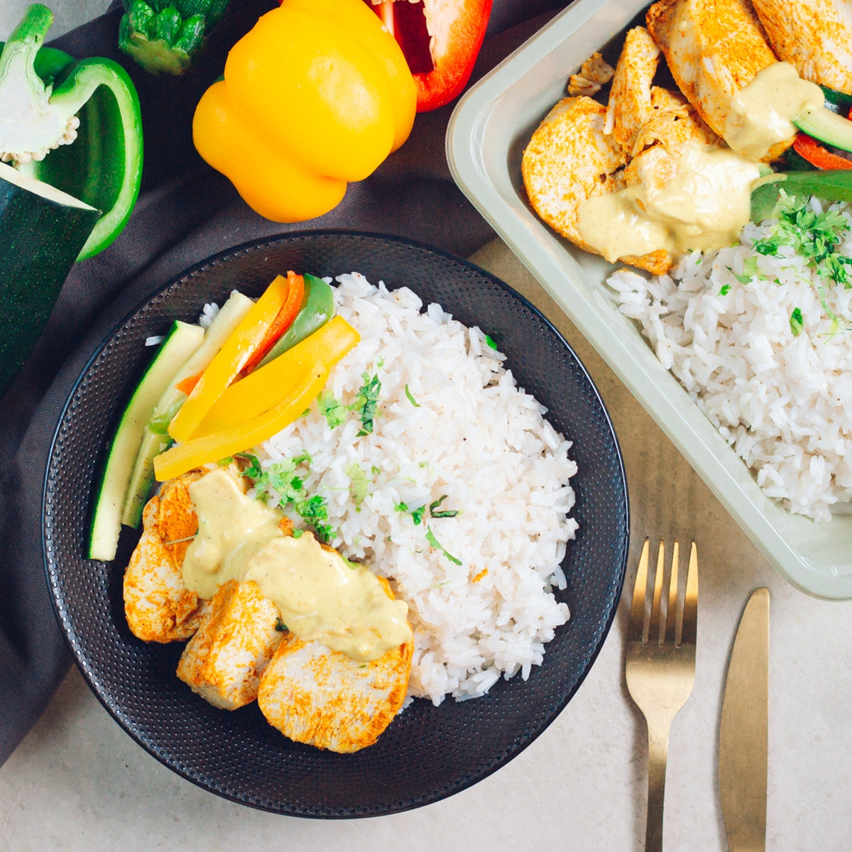 Effiloché de poulet sauce coco curry et poivrons, riz basmati