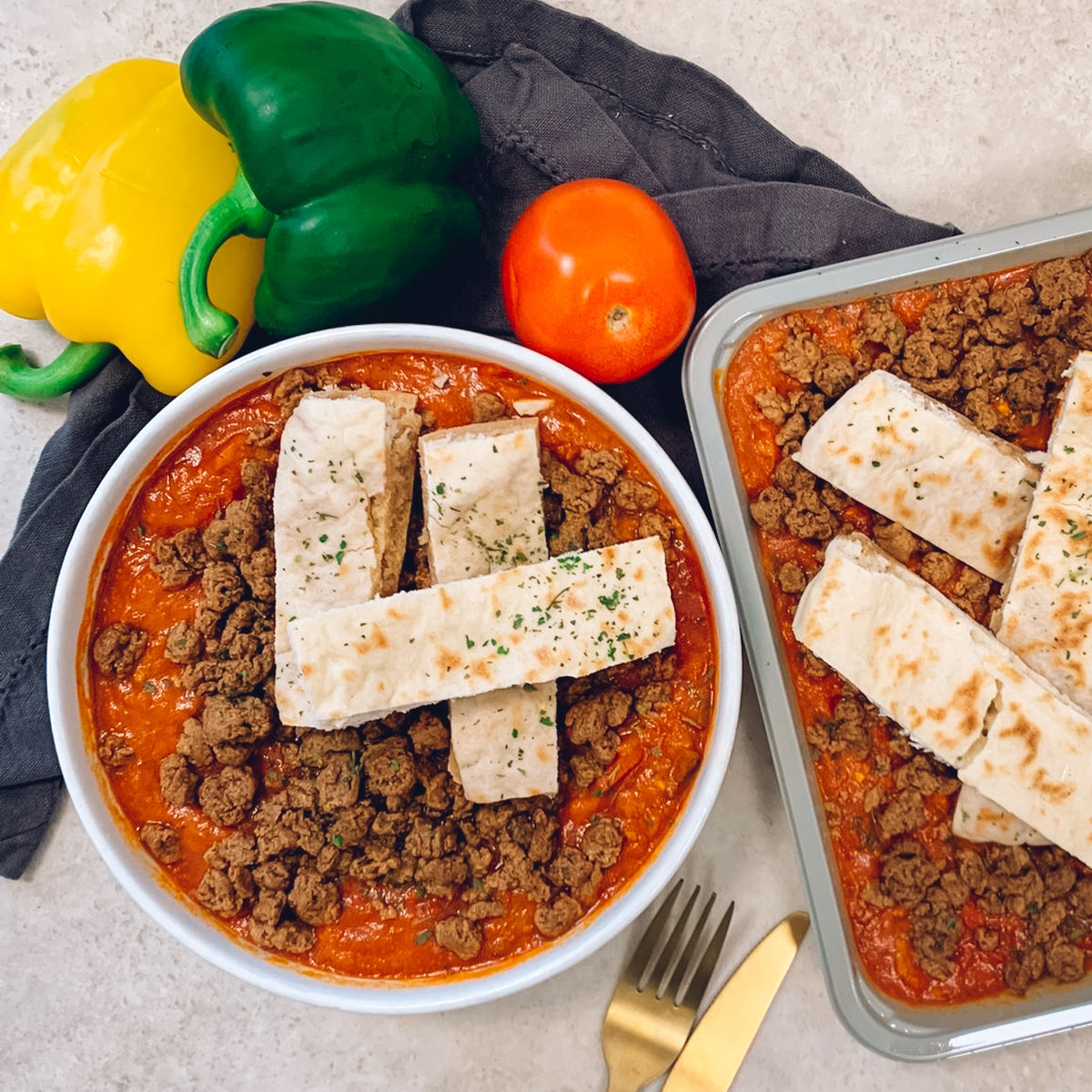 Chakchouka, haché végétal et pain naan
