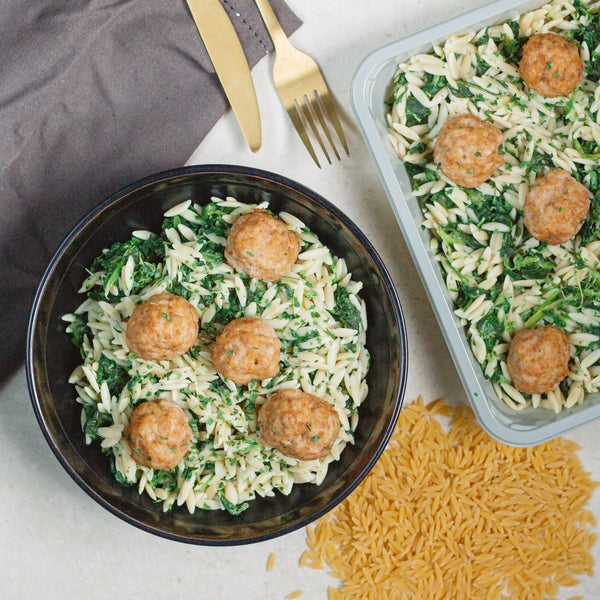 Boulettes de boeuf, orzo aux épinards et ail