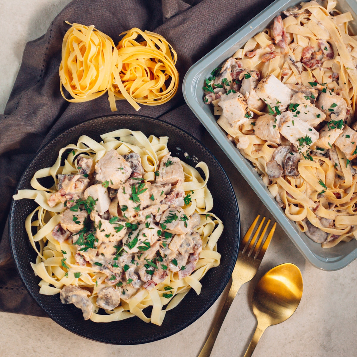 Tagliatelles crème de champignons, lardons et dés de volaille