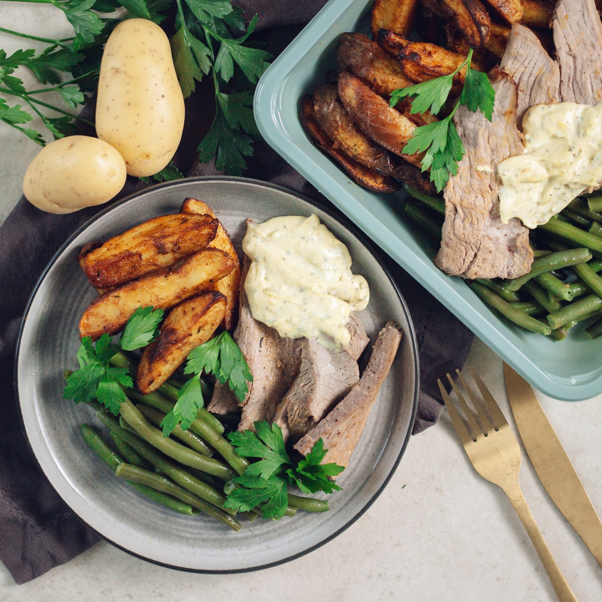 Rôti de bœuf sauce béarnaise, haricots verts et potatoes