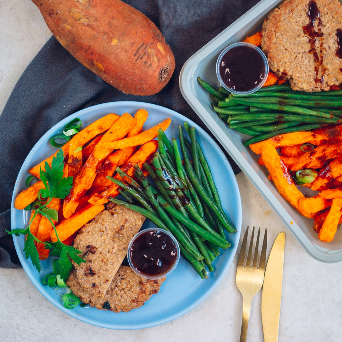 Burger vege sauce barbecue haricots verts et frites de patate douce