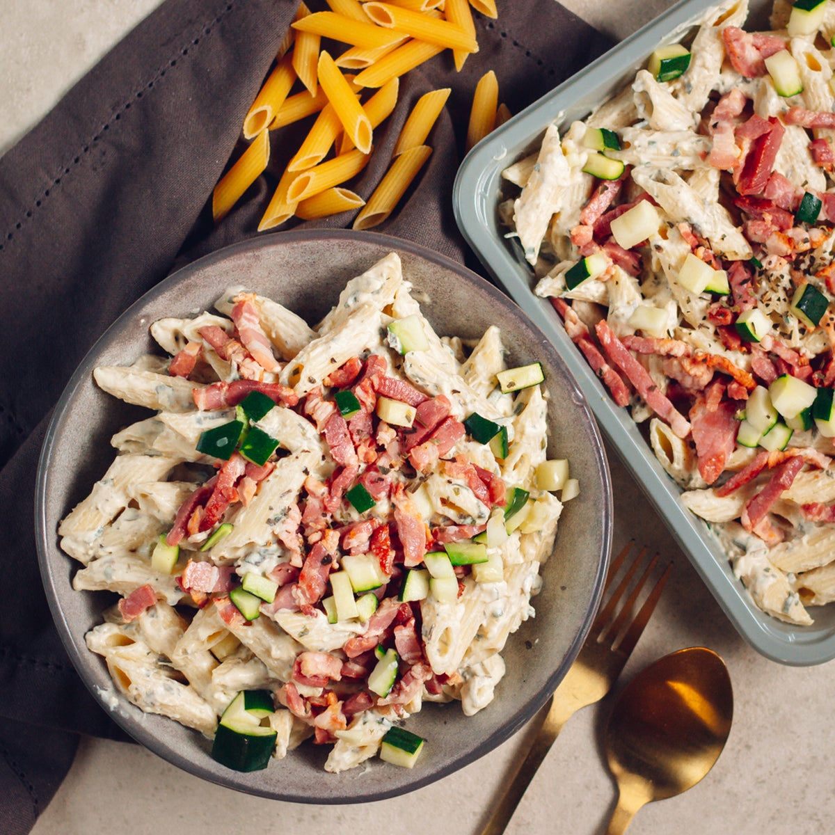 Penne à la crème de courgette, chèvres et lardon