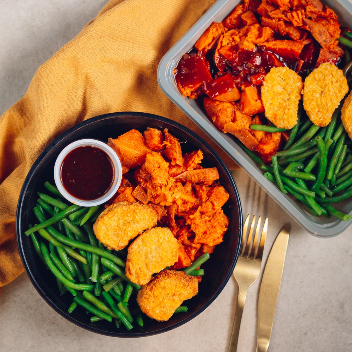Nuggets végétariens, patates douces sauce barbecue et haricots verts