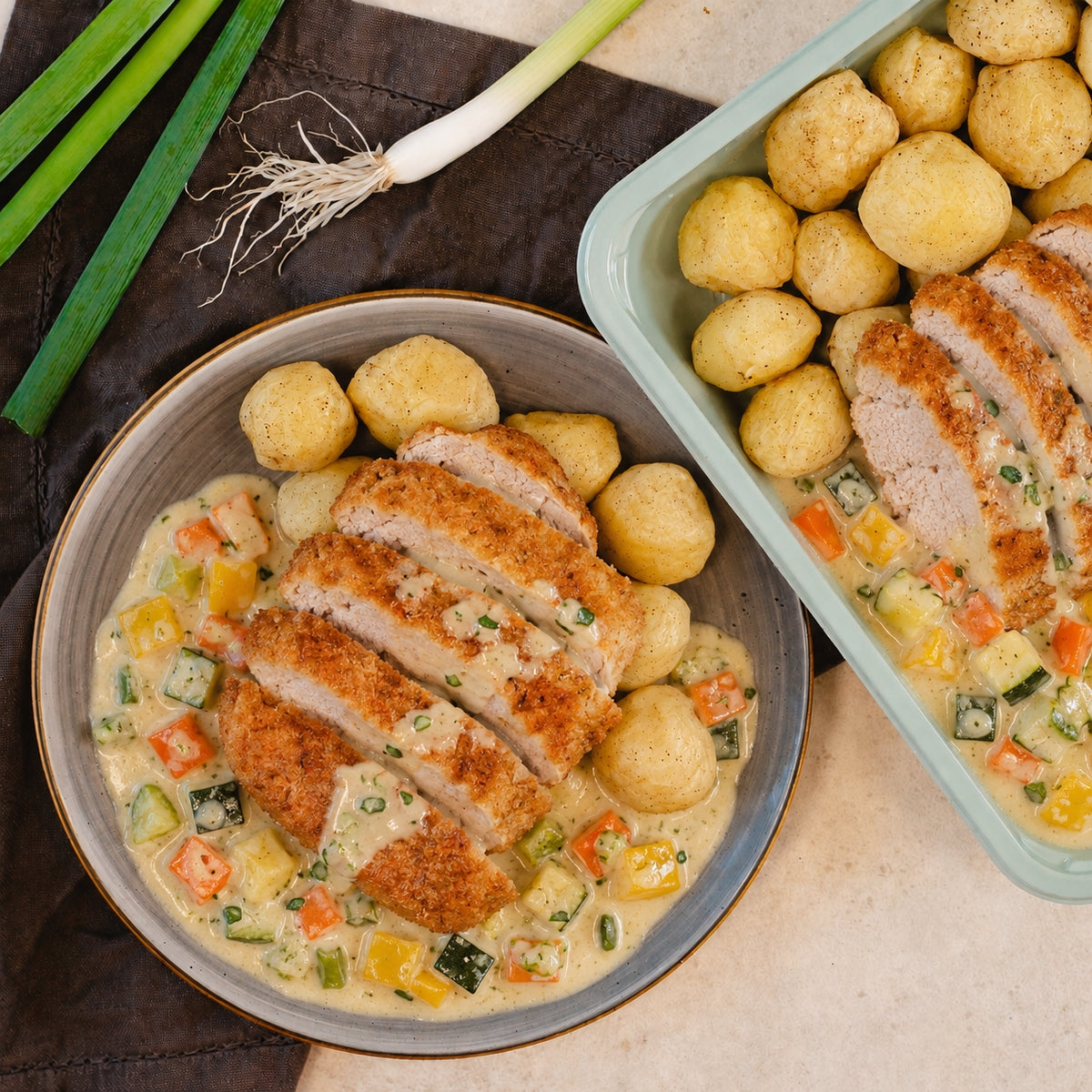 Shnitzel de porc , sauce aux petits légumes d'été et pomme de terre