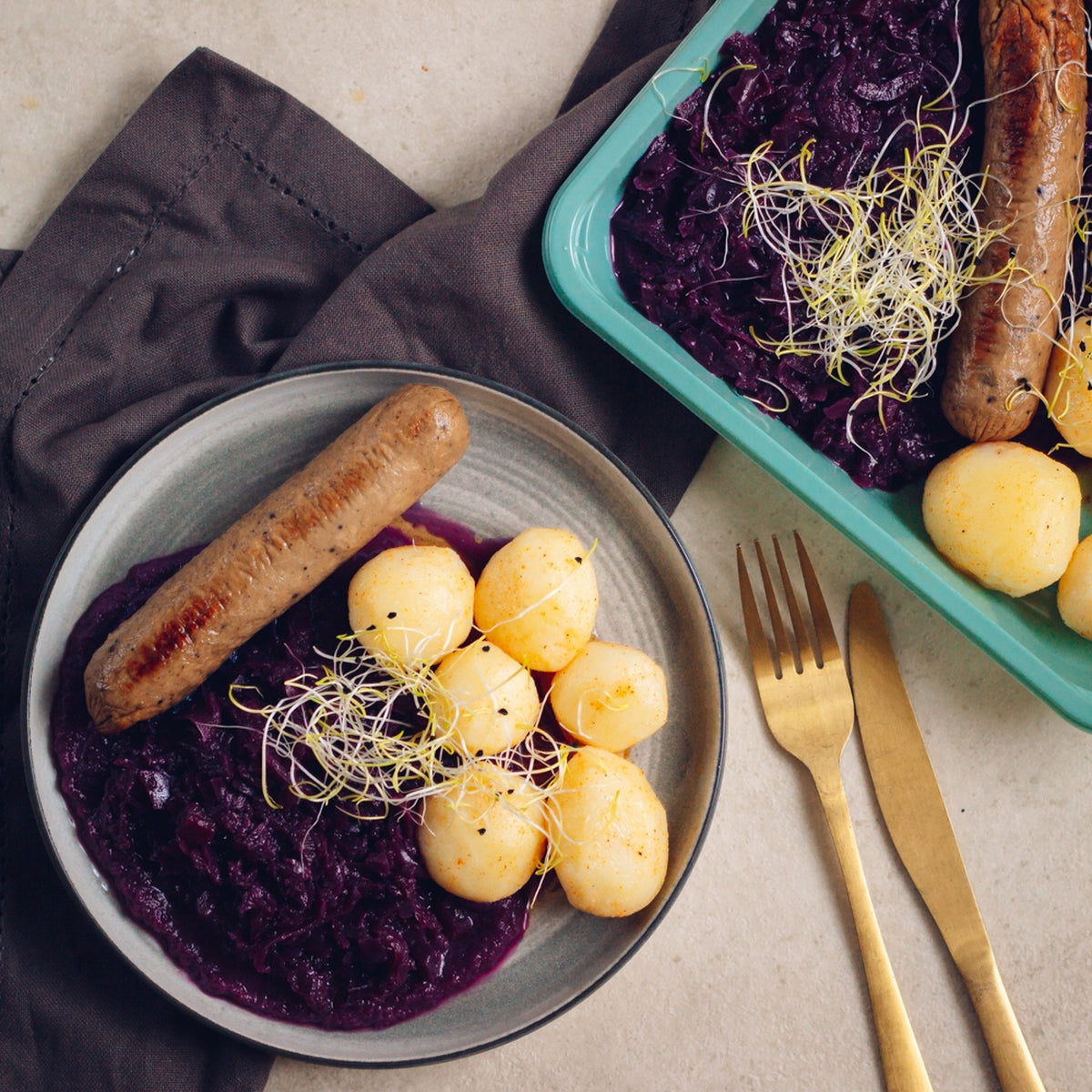 Saucisse végétarienne grillée, chou rouge et pomme de terre